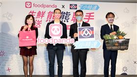 全聯攜手foodpanda搶外送商機（3）COVID-19疫情替零售業帶來新商機，全聯福利中心110年初進軍外送市場，今年再攜手知名平台foodpanda，持續擴大版圖，全聯總經理蔡篤昌（右2）與foodpanda總經理方俊強（左2）13日出席宣告記者會。中央社記者張新偉攝  111年1月13日