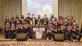 U18世界盃女壘隊奪銀牌佳績  壘協慶功宴慰勉U18世界盃女子壘球賽台灣隊110年底遠赴秘魯比賽，預賽奪下6連勝一路殺進決賽，可惜最終不敵美國，但也拿下銀牌好成績，為台灣史上最佳。中華民國壘球協會13日特別舉辦頒獎典禮暨慶功宴，勉勵台灣小將。（中華民國壘球協會提供）中央社記者楊啟芳傳真  111年1月13日