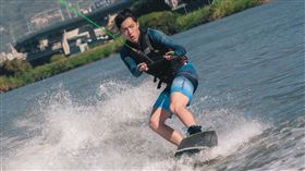 《再說一次我願意》蔡凡熙滑水。（圖／皮諾丘電影提供）