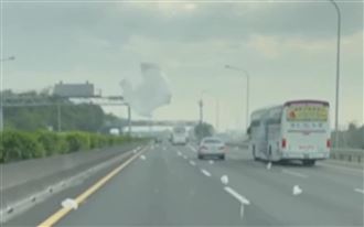 國道大量塑膠袋飄散　網笑：有水母