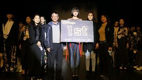 ▲醒吾科大陳義文校長(左二)、時尚產業經營管理系何依倫主任(左一)、流行音樂學程曾媚美主任(右一)與伊林創意活動事業部曹惠如副總(右二)、第一屆醒吾星光璀璨冠軍時尚系徐紫瑜同學(中)合影留念。（圖／醒吾科技大學提供）