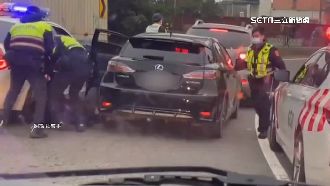 國道蛇行酒駕男拒檢　紅斑馬警圍捕