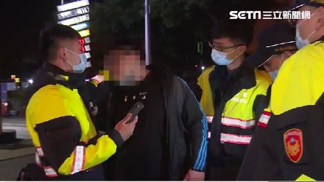 警處理車禍又見追撞　駕駛躲加油站