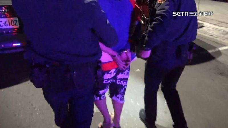 嫌犯藏毒闖燈飆速逃！警圍攻包夾逮人