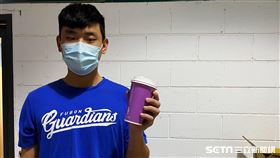 王苡丞請內野手們喝咖啡。（圖／記者王怡翔攝影）