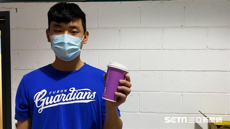 龍哥守備咖啡秀富邦登場　王苡丞請客