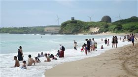 國慶連假登場  墾丁海邊湧人潮（2）國慶3天連假開跑，疫情也穩定趨緩，不少民眾把握假期紛紛出遊，屏東恆春墾丁海邊第一天就湧現大批戲水人潮。中央社記者郭芷瑄攝  110年10月9日