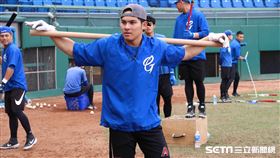 旅美球員陳聖平跟著悍將訓練。（圖／記者王怡翔攝影）