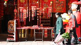 滿滿春聯喜氣洋洋（1）農曆春節即將到來，路邊商家近日循例擺出各式春聯，大紅色調增添過年喜慶氛圍。中央社記者鄭傑文攝  110年2月8日