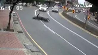 機車騎士過彎打滑自摔　翻滾數圈擦傷