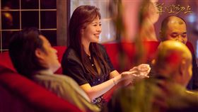 劉品言飾演「花子」遭日本酒客「加勢先生」吃豆腐摸大腿。（圖／翻攝自華燈初上臉書）