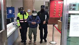 桃園葉男持刀殺死妻子後將她抱在懷中。（圖／翻攝畫面）