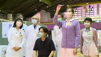 蔡、賴打第三劑　美女護理師3度出動