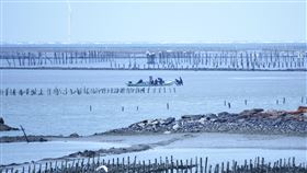 掌握F-16V戰機墜海位置  軍方將抽砂挖泥打撈F-16V戰機11日墜海，軍方展開搜救行動，在失事地點發現零星生理組織，14日比對DNA證實為飛官陳奕本人。軍方15日表示，已掌握駕駛艙位置，會盡速進行機體打撈作業。中央社記者蔡智明攝  111年1月15日