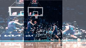 ▲「球三弟」鮑爾（LaMelo Ball）起飛胯下換手傳球，隊友接力爆扣。（圖／翻攝自黃蜂推特）