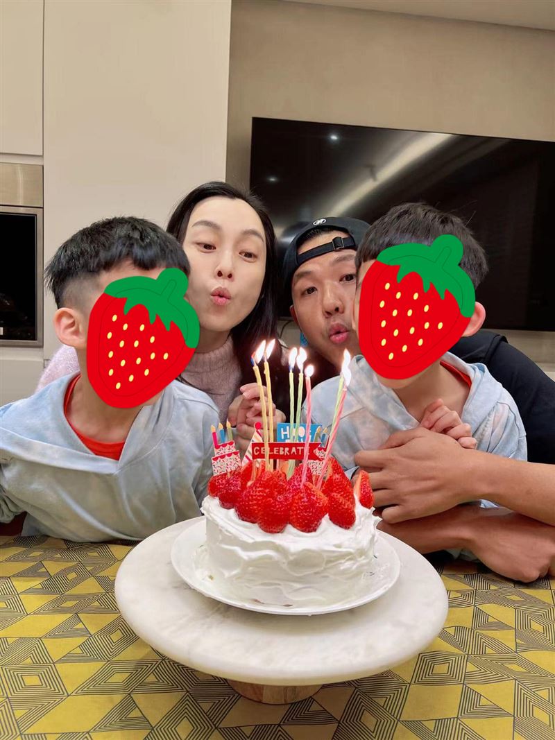 黑人與老婆范瑋琪一起歡度雙胞胎兒子生日。 (圖/陳建州臉書)