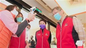 台北市啟動「加強版專責防疫旅館」，市長柯文哲、副市長黃珊珊今至劍潭活動中心加強版防疫旅館視察。（圖／北市衛生局提供）