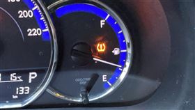 轎車儀表板出現「神秘符號」　人妻看不懂急求救（胎壓異常）。爆怨2公社