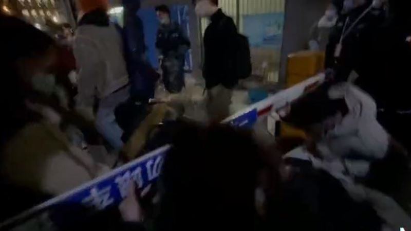 病毒攻上海封校！學生大逃亡影片曝光