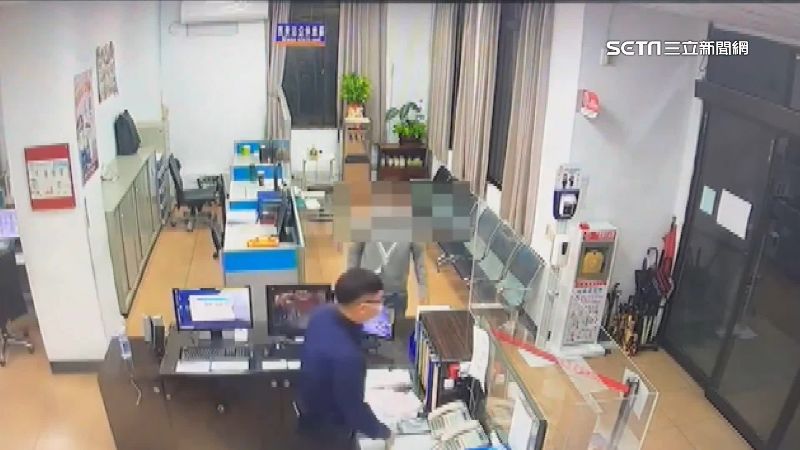 父急奔派出所求助　警開道救男童送醫
