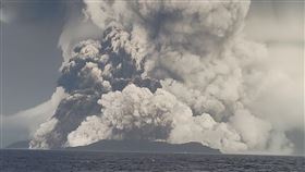東加火山爆發「5公里寬巨大雲團」衝向天際　震撼影像曝光
圖／翻攝自臉書／Tonga Geological Services