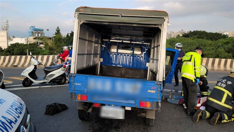 新／貨車疑閃砂石車撞護欄　駕駛昏迷
