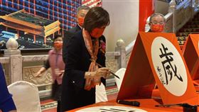 張炳煌開筆儀式：內政部主任秘書張琬宜、台北圓山大飯店總經理楊守毅、名聲樂家簡文秀、內政部簡任秘書徐健麟、、臺灣國際書法聯盟會長陳嘉子、台灣國際蘭亭筆會長嚴建忠 中華民國書法教育學會理事長楊旭堂 墨秀書會會長日本渡邊光章、中華民國書學會理事長王為權等10位貴賓及名書法家擔任開筆官共同開筆，每人書寫一大字－『春風迎樂歲、福虎慶豐年』（圖／主辦單位提供）