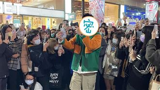 人氣男星亂入街頭藝人　圍觀人潮擠爆