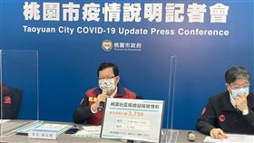 鄭文燦主持桃園市疫情說明記者會桃園市長鄭文燦（左）15日主持市府疫情說明記者會，針對西堤餐廳（西堤牛排中壢中山店）染疫案再新增6人確診進行相關說明。（桃園市政府提供）中央社記者葉臻傳真  111年1月15日