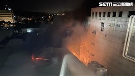 新竹縣湖口鄉科技工廠發生大火，警消出動大批人車灌救中。（圖／翻攝畫面）