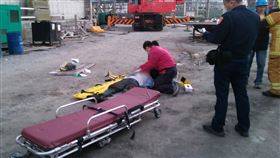 高雄港華運倉儲工安意外（2）高雄港洲際二期興建中的華運倉儲15日晚間發生工安意外，現場鷹架倒塌導致多人受傷，高雄港務公司和消防人員派員到場搶救。（讀者提供）中央社記者洪學廣傳真  111年1月15日