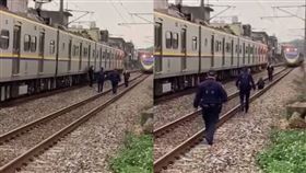 鐵軌虎口搶救輕生女 勇警釘刺腳底不喊痛。翻攝畫面