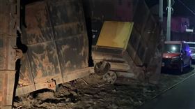 雲林虎尾糖廠，全台唯一行駛的5分車，車廂連結器斷裂，4節車廂脫軌 翻攝畫面