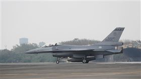 F-16V戰機嘉義東石外海失聯空軍司令部11日表示，嘉義基地一架F-16V單座戰機（機號6650）下午執行例行性訓練任務，於嘉義外海失聯，空軍已成立應變中心，展開搜救行動。圖為失聯F-16V戰機2022年1月5日執行訓練。中央社記者裴禛攝  111年1月11日
