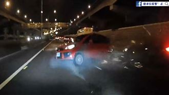 驚悚追撞！車如螺旋槳瘋轉靠一物躲死