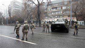 哈薩克士兵（Kazakhstan soldiers）在1月初爆發動亂後，於街道上穿梭巡邏。（圖／美聯社／達志影像）