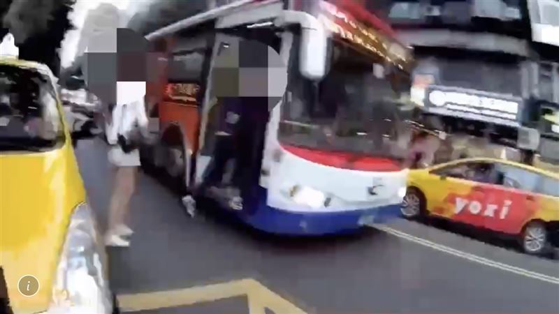 不爽被叭！4醉男包圍公車司機討公道