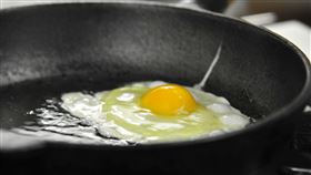 英國主婦煎荷包蛋時，敲破蛋殼竟流出夢幻粉紅色蛋白，嚇到尖叫，遭綠膿桿菌汙染不能食用 圖／PIXABAY