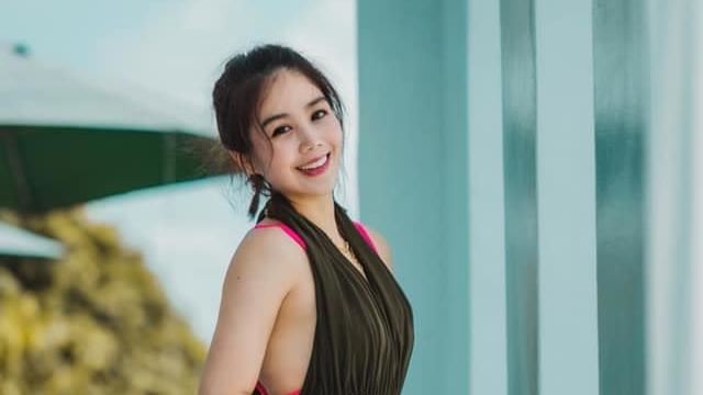 果凍姐姐只圍1條浴巾　性感鎖骨全洩