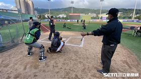 中職裁判體驗營，學員體驗電子好球帶與實際好球帶。（圖／記者王怡翔攝影）