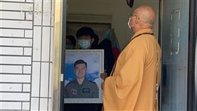 空軍F-16V飛官陳奕日前執行訓練任務時不幸墜海殉職，他的老家位在南投縣名間鄉，雖然後續儀式將在嘉義辦理，不過陳奕父母16日由軍方陪同，透過法師引領，帶著陳奕遺照「回家」走一走，多名親戚也陸續進屋向陳奕致意。中央社