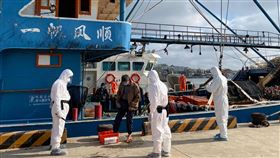 陸船越界拒檢  澎湖海巡強靠查扣押返（2）海巡署金馬澎分署表示，在花嶼海域巡查越界陸船「閩晉漁05798」時遭蛇行拒檢，經強靠登檢控制。陸船4000公斤漁獲全海拋，人船16日押返，留置馬公裁處中。（澎湖海巡隊提供）中央社  111年1月16日