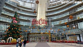 逛巨城突下雨！她牽車見「1暖舉」網讚爆