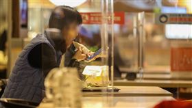 疫情升溫  餐廳內用規範暫不加嚴近期國內COVID-19疫情升溫，對於是否加嚴餐飲內用規定，指揮中心12日表示，目前疫情有收斂跡象，暫時沒有考慮提升更嚴格的防疫措施。圖為民眾在加裝透明隔板的百貨美食街用餐。中央社記者鄭清元攝  111年1月12日
