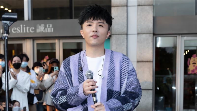 小宇無預警快閃信義街頭　3招來寵粉