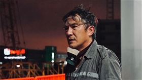 02 戴立忍在《明天比昨天長久》片中飾演獨力照顧孩子的單親爸爸。（圖／飛望影像提供）