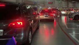 確診足跡殺進新竹巨城　緊急閉館「停車場爆逃難潮」 圖／翻攝畫面