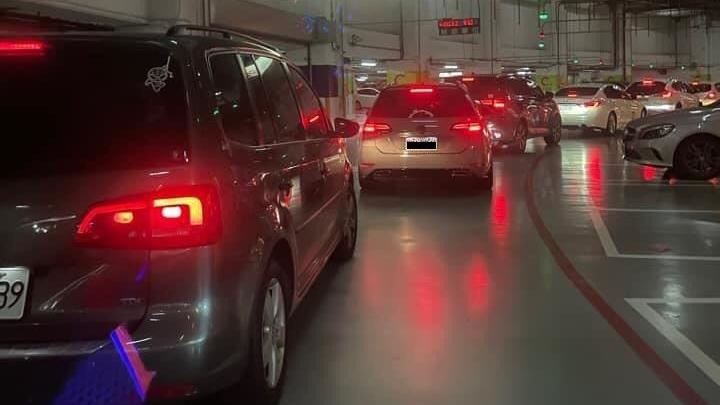 確診足跡殺進巨城　停車場爆逃難潮