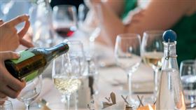 ▲女網友和同事用餐，結帳時點最貴套餐的前輩竟要求平均分攤餐費。（示意圖／翻攝自pexels）