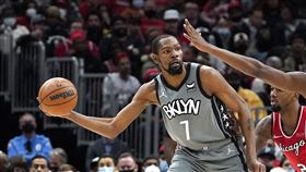 NBA球星杜蘭特左膝內側副韌帶扭傷，估計將休養4至6週。（圖／美聯社／達志影像）